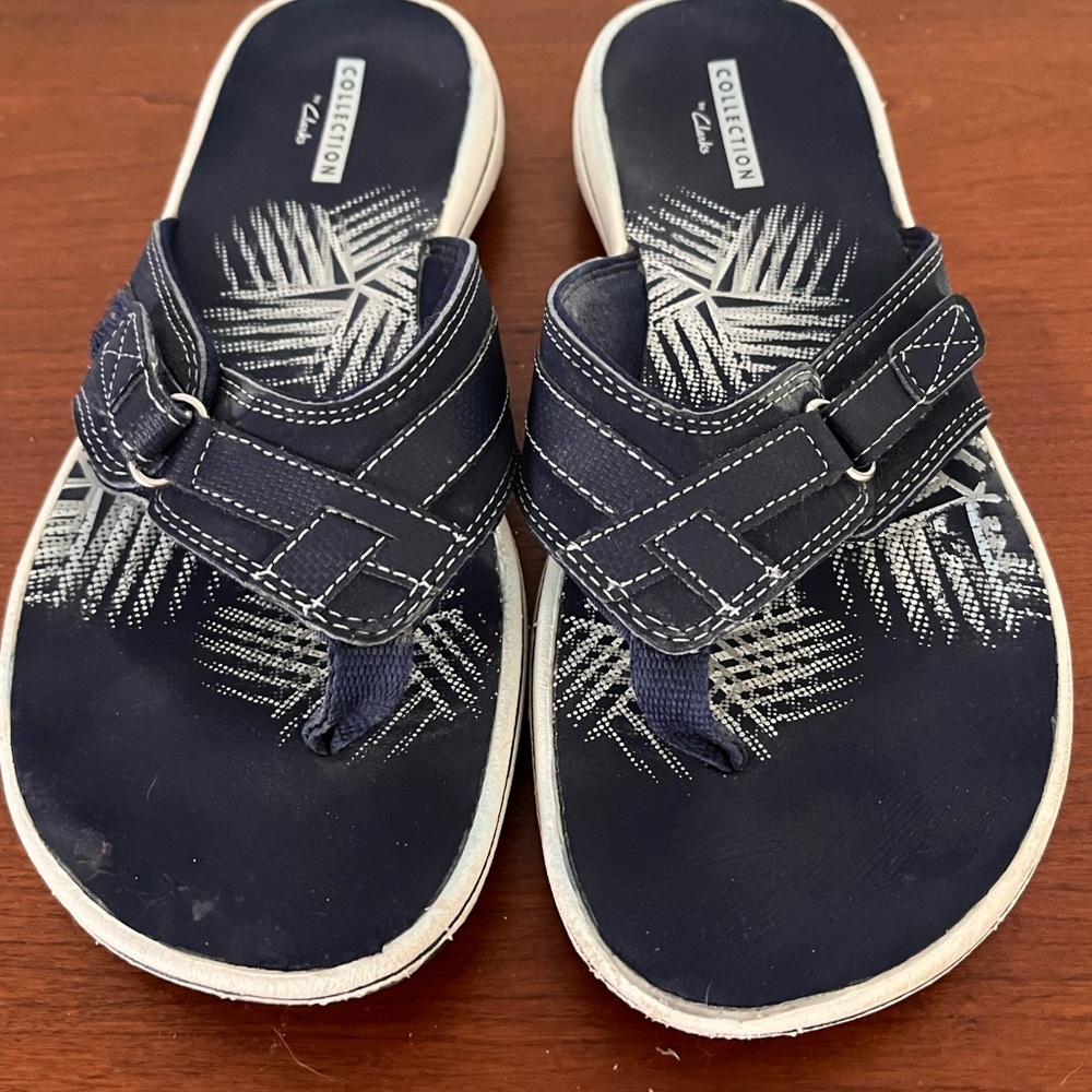 Clarks Brinkley Sea Cloudsteppers flip flops in navy